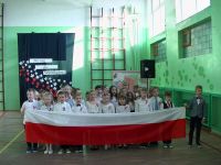 Uczniowie z biało czerwoną flagą