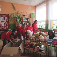 Szkolni wolontariusze zbierają pluszaki dla dzieci z Ukrainy